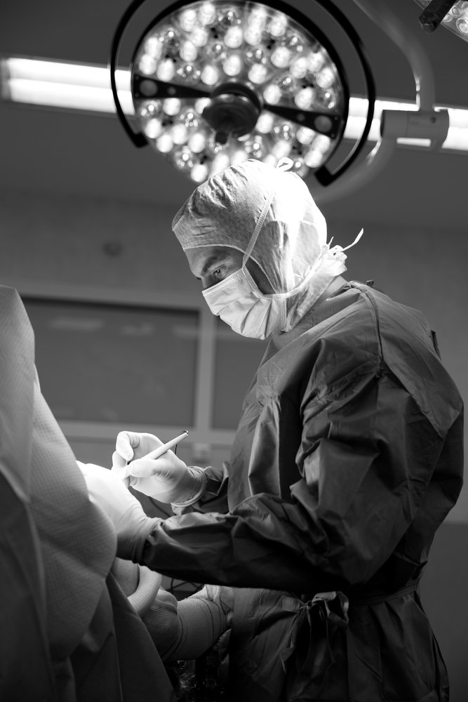 Docteur Geoffrey Ginot en intervention chirurgicale